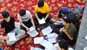 تصاویر/ دانش‌آموزان عراقی با مطالعه کتابهای خود در حرم امام حسین(ع) برای امتحانات آماده می‌شوند