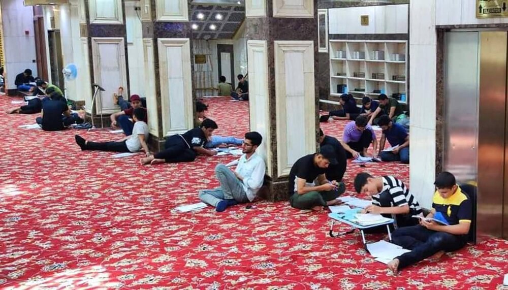 دانش آموزان با مطالعه کتابهای خود در حرم امام حسین(ع) برای امتحانات آماده میشوند دانش آموزان با مطالعه کتابهای خود در حرم امام حسین(ع) برای امتحانات آماده میشوند