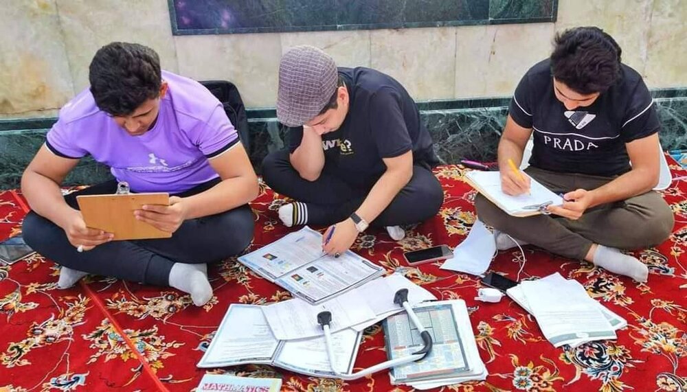 دانش آموزان با مطالعه کتابهای خود در حرم امام حسین(ع) برای امتحانات آماده می‌شوند
