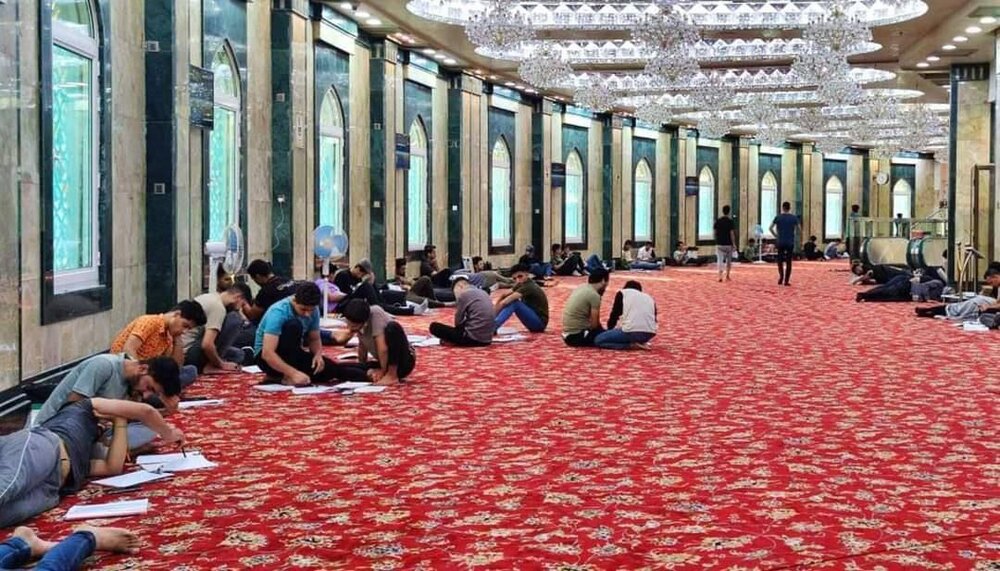 دانش آموزان با مطالعه کتابهای خود در حرم امام حسین(ع) برای امتحانات آماده می‌شوند
