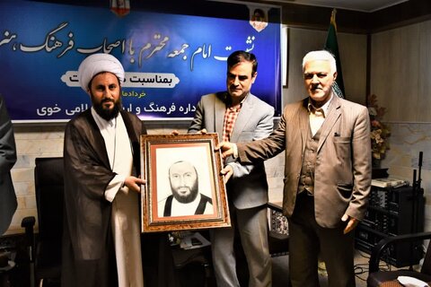 تصاویر/ نشست امام جمعه شهرستان خوی با جمعی از اصحاب فرهنگ ، هنر و رسانه خوی