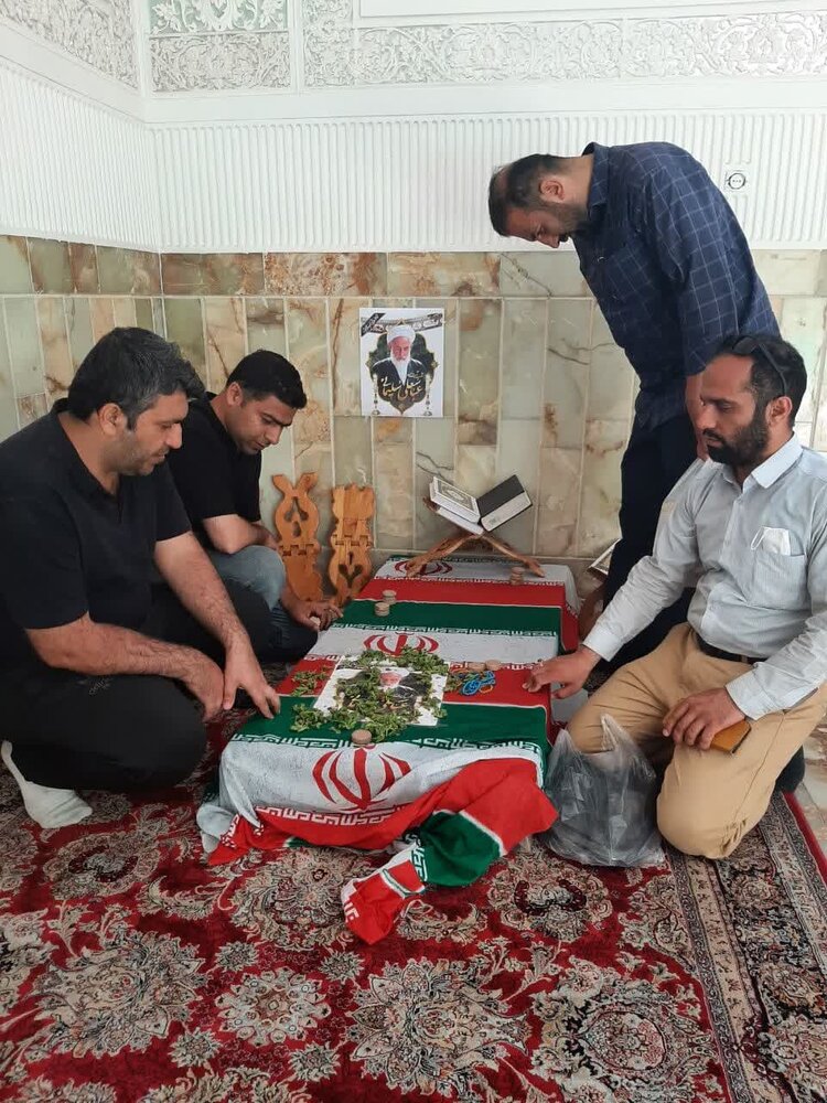 شرکت بیش از ۴۰ نفر از بسیجیان خانه مهندس کاشان در مراسم سالگرد ارتحال امام خمینی(ره)