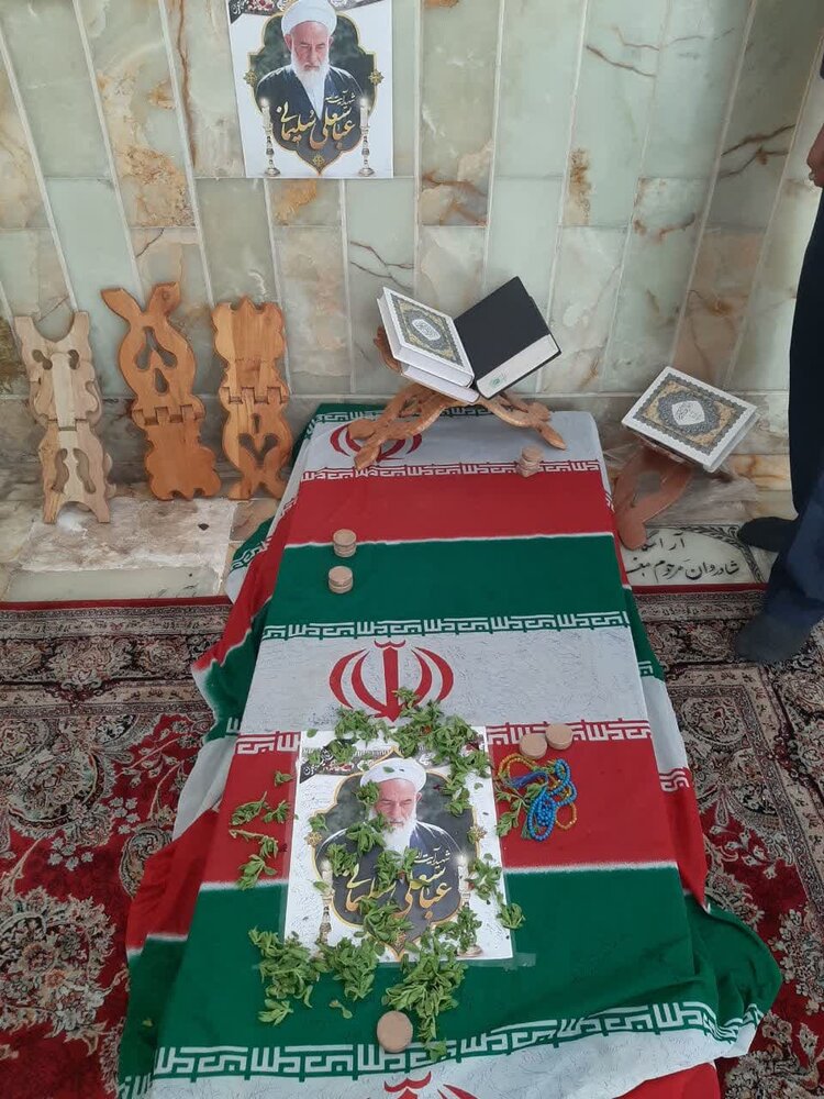 شرکت بیش از ۴۰ نفر از بسیجیان خانه مهندس کاشان در مراسم سالگرد ارتحال امام خمینی(ره)