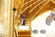 المباشرة بأعمال جلي إيوان الضريح المقدس لأبي الفضل العباس عليه السلام وتنظيفه + الصور