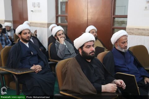 بالصور/ أمين عام حزب الله العراق حجة الإسلام والمسلمين السيد هاشم الحيدري يلتقي بأساتذة حوزة الأهواز