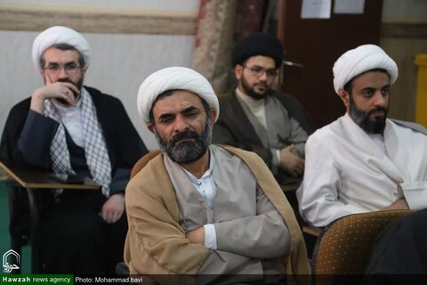 بالصور/ أمين عام حزب الله العراق حجة الإسلام والمسلمين السيد هاشم الحيدري يلتقي بأساتذة حوزة الأهواز