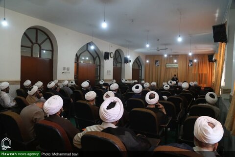 بالصور/ أمين عام حزب الله العراق حجة الإسلام والمسلمين السيد هاشم الحيدري يلتقي بأساتذة حوزة الأهواز