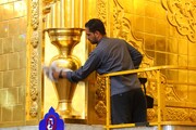 تصایر/ کربلائے معلیٰ میں روضہ حضرت عباس (ع) کی صفائی کا روحانی منظر