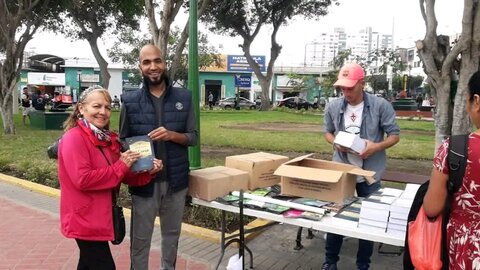 توزیع قرآن در معابر عمومی پرو