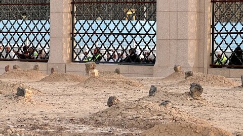 تصاویر/ حال و هوای زائرین قبرستان بقیع