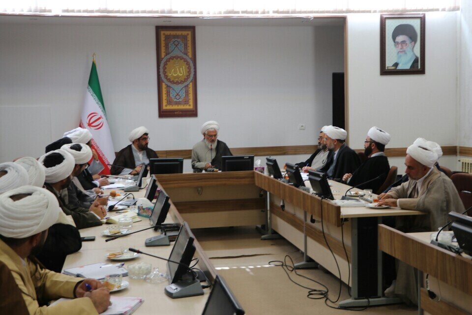 طلاب و روحانیون در خاکریز اول جهاد تبیین هستند