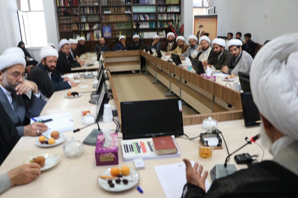 طلاب و روحانیون در خاکریز اول جهاد تبیین هستند