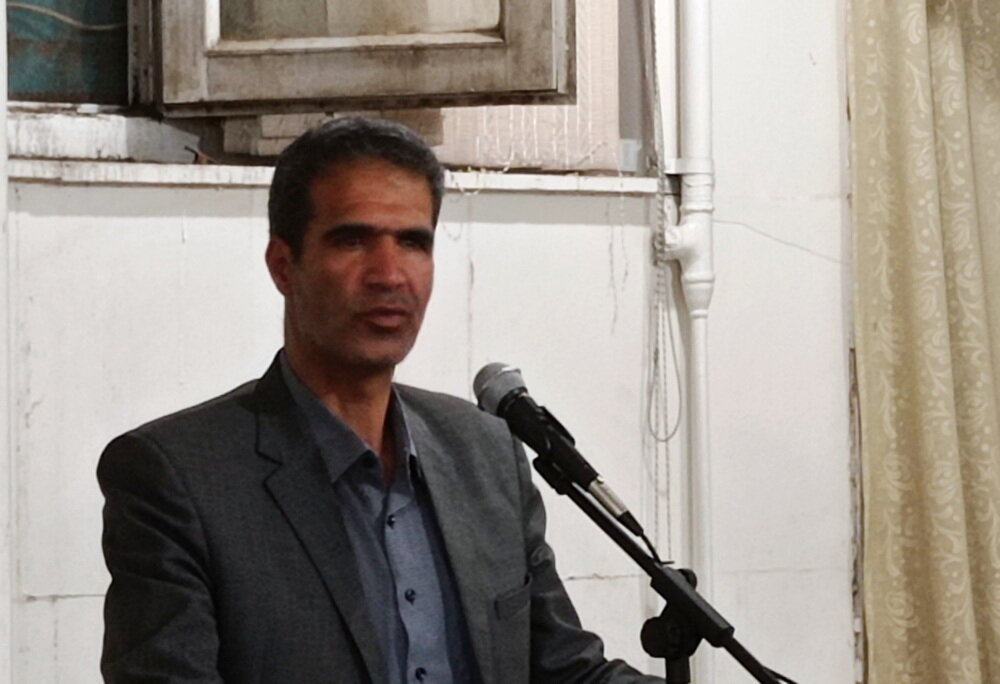 منبر و محراب نیاز است اما باید در میان مردم حضور پررنگ داشته باشیم