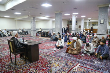 تصاویر / جلسه طلاب و فضلای استان زنجان در مدرسه عالی دارالشفای قم