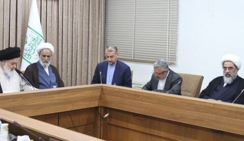 وزير الخارجية الايراني حسين امير عبداللهيان خلال اجتماعه بأعضاء جماعة المدرسين في قم