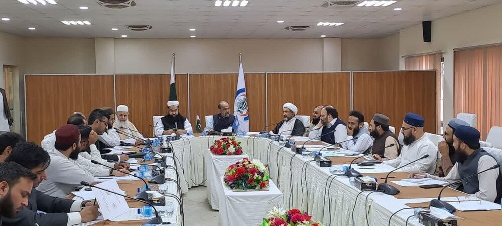 مجرموں، گستاخوں اور عریانی و فحاشی پھیلانے والوں سے آہنی ہاتھوں سے نمٹا جائے