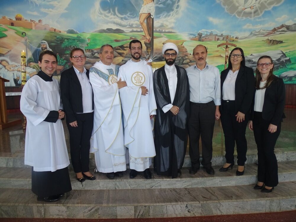 استقبال کشیشان برزیلی از دریافت کتاب «آموزه‌هایی از قرآن» به قلم آیت‌الله خامنه‌ای