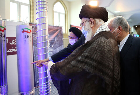 تقرير مصوّر/  زيارة قائد الثورة الإسلامية معرض إنجازات الصناعة النووية بالبلاد