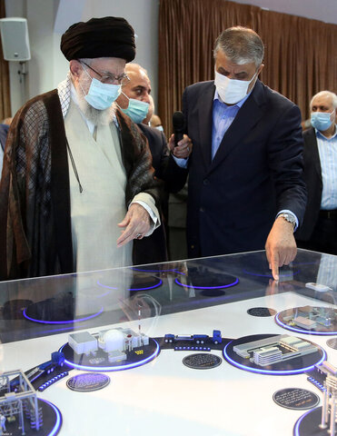 تقرير مصوّر/  زيارة قائد الثورة الإسلامية معرض إنجازات الصناعة النووية بالبلاد