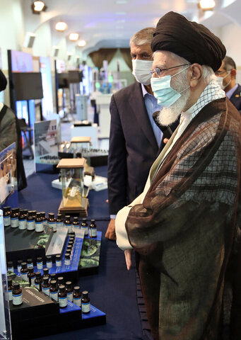 تقرير مصوّر/  زيارة قائد الثورة الإسلامية معرض إنجازات الصناعة النووية بالبلاد