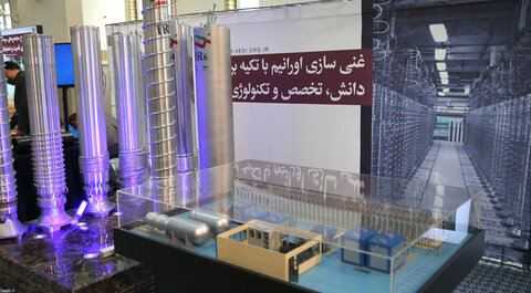 تقرير مصوّر/  زيارة قائد الثورة الإسلامية معرض إنجازات الصناعة النووية بالبلاد