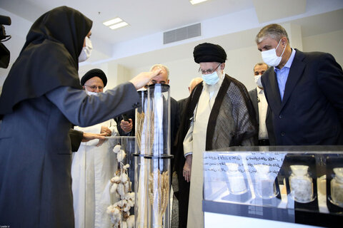 تقرير مصوّر/  زيارة قائد الثورة الإسلامية معرض إنجازات الصناعة النووية بالبلاد