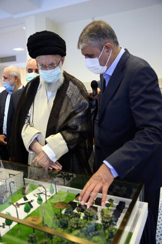 تقرير مصوّر/  زيارة قائد الثورة الإسلامية معرض إنجازات الصناعة النووية بالبلاد