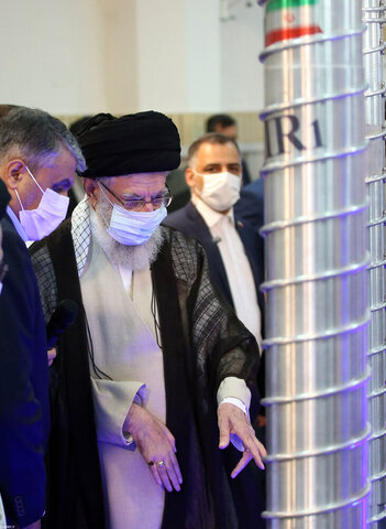 تقرير مصوّر/  زيارة قائد الثورة الإسلامية معرض إنجازات الصناعة النووية بالبلاد