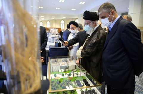 تقرير مصوّر/  زيارة قائد الثورة الإسلامية معرض إنجازات الصناعة النووية بالبلاد