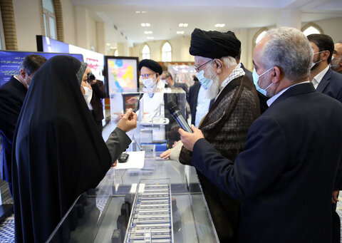 تقرير مصوّر/  زيارة قائد الثورة الإسلامية معرض إنجازات الصناعة النووية بالبلاد