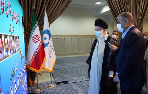 تقرير مصوّر/  زيارة قائد الثورة الإسلامية معرض إنجازات الصناعة النووية بالبلاد