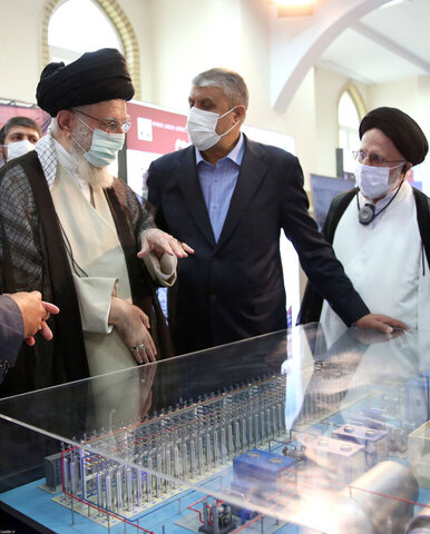 تقرير مصوّر/  زيارة قائد الثورة الإسلامية معرض إنجازات الصناعة النووية بالبلاد