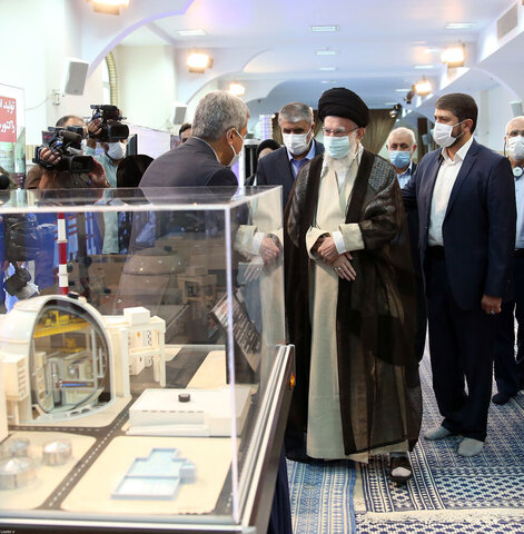 تقرير مصوّر/  زيارة قائد الثورة الإسلامية معرض إنجازات الصناعة النووية بالبلاد