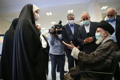 تقرير مصوّر/  زيارة قائد الثورة الإسلامية معرض إنجازات الصناعة النووية بالبلاد