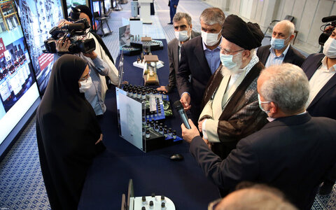 تقرير مصوّر/  زيارة قائد الثورة الإسلامية معرض إنجازات الصناعة النووية بالبلاد