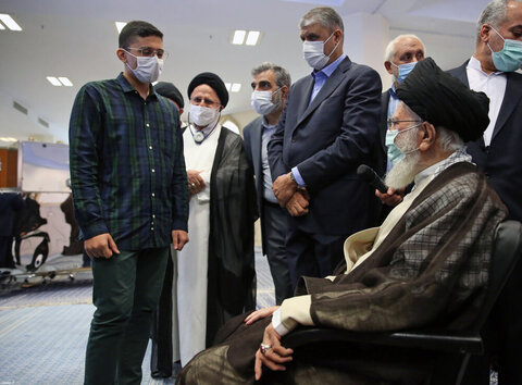 تقرير مصوّر/  زيارة قائد الثورة الإسلامية معرض إنجازات الصناعة النووية بالبلاد