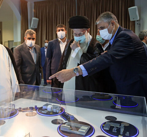 تقرير مصوّر/  زيارة قائد الثورة الإسلامية معرض إنجازات الصناعة النووية بالبلاد