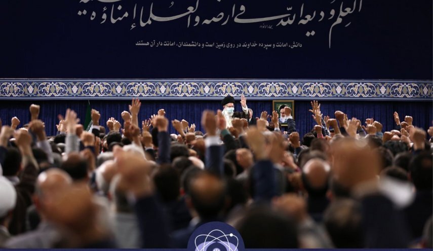 قائد الثورة الاسلامية يستقبل جمعا من علماء وخبراء ومسؤولي قطاع الصناعة النووية قائد الثورة الاسلامية يستقبل جمعا من علماء وخبراء ومسؤولي قطاع الصناعة النووية