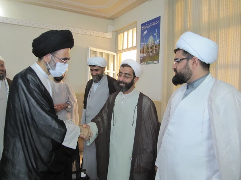 مدیران مدارس علمیه علاوه بر مدیر بودن، الگوی علمی طلاب هستند