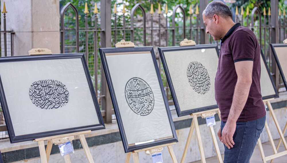 نمایش آثار خوشنویسان جهان اسلام در جوار حرم امام حسین(ع) + تصاویر