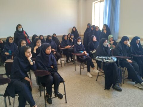 بازدید دانش‌آموزان از مدرسه علمیه خواهران هاجر خمین