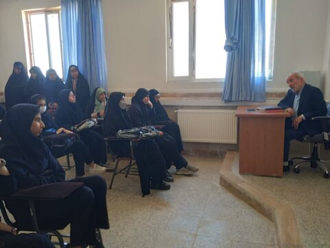 بازدید دانش‌آموزان از مدرسه علمیه خواهران هاجر خمین