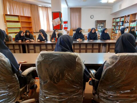 بازدید دانش‌آموزان از مدرسه علمیه خواهران هاجر خمین