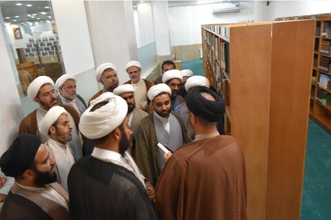 بازدید اساتيد دوره مهارت‌های پژوهشی یزد از کتابخانه تخصصی علوم قرآنی و تفسیر