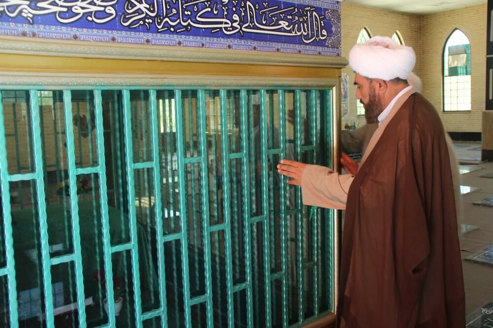 روحانیت در کنار مردم است