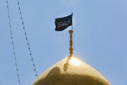 تصاویر/ شہادت امام جواد (ع) کے موقع پر حرم معصومہ قم (س) پر سیاہ پرچم نصب