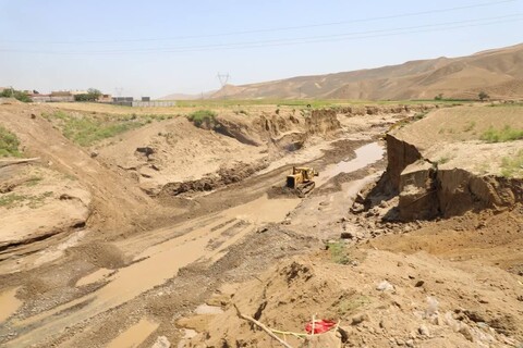 تصاویر / بازدید وزیر کشور و مسئول ستاد بحران از پل انجیرلو گرمی که در سیل اخیر دچار آسیب شده