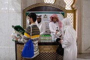 मस्जिद अल हराम और मस्जिद अल नबवी में तीर्थयात्रियों के बीच उपहारों का वितरण