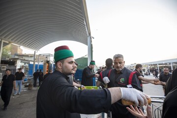 تصاویر/ پذیرایی عتبه عباسیه از عزادران امام جواد (ع)