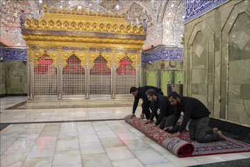 تصاویر/ شستشوی حرم مطهر قمر بنی‌هاشم(ع) و مفروش کردن آن با قالی‌های جدید